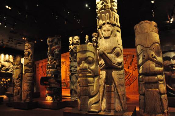 Totens indígenas expostos no Royal BC Museum, em Victoria, capital da British Columbia, no oeste do Canadá